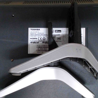 Toshiba 32D3653DB  TV   Feet